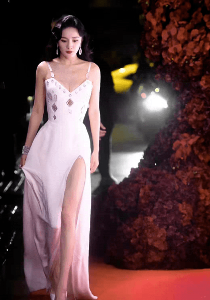 廓形 汤唯不愧是大花!穿深v秀事业线赢过杨幂,压轴出场成红毯大赢家