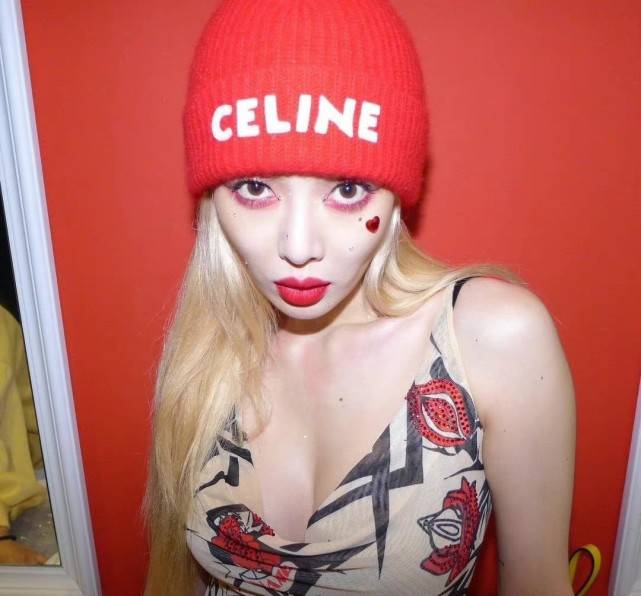 公司金泫雅金色齐肩短发造型曝光，身材引人关注，每次造型都很惊喜