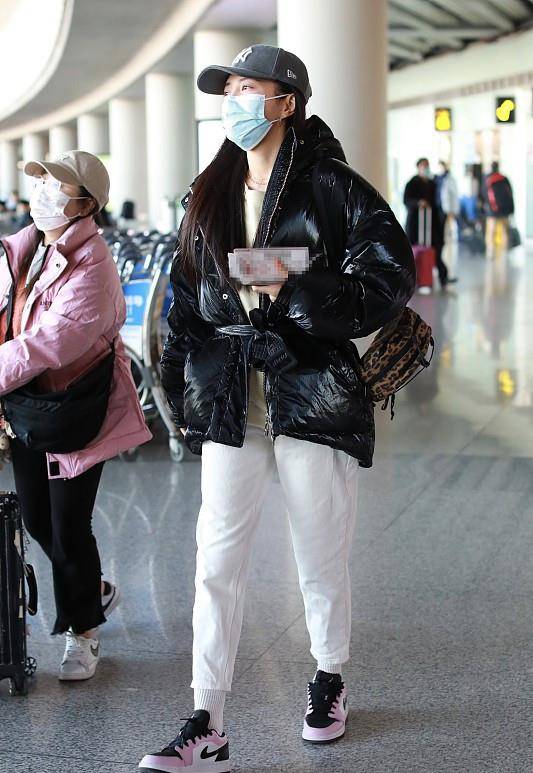 身材 包贝尔一家三口出行，老婆穿黑外套配黑丝，身材好的让人羡慕