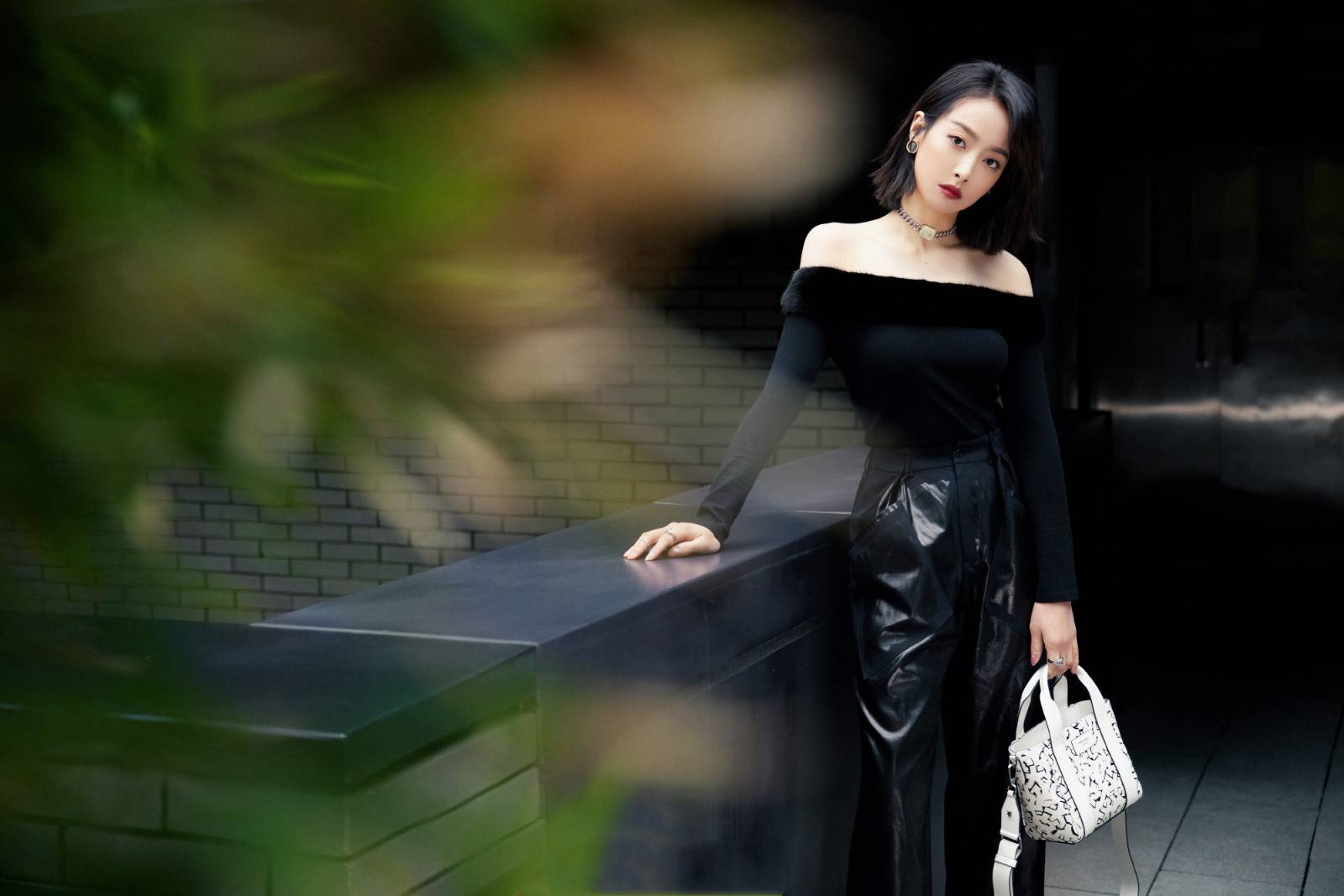 一身 ?宋茜穿衣好性感，穿一字肩秀锁骨，时髦中透着知性美，真时尚