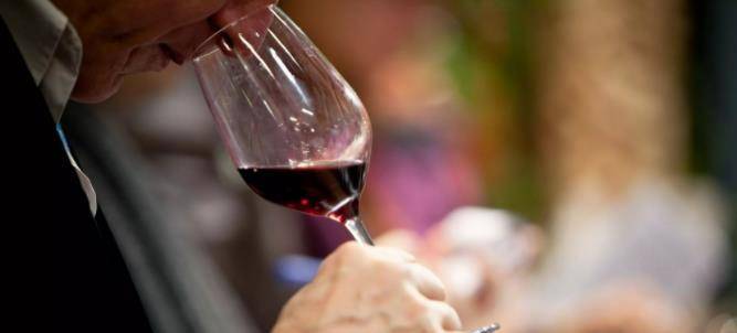 因为|为什么葡萄酒底部会有个很深的凹槽?听完行内人讲解,涨知识了