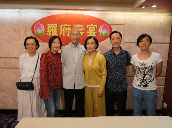 年龄 TVB老戏骨汪明荃逛菜场无人识，穿衬衫戴帽，熟练推车似社区大妈
