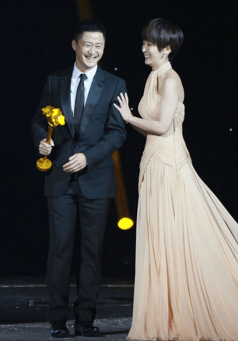 吴京 谢楠只有在老公吴京身边，才有种小女人的样子，短发也柔美