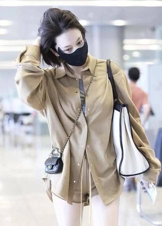 下半身 张馨予穿“男友衬衫”走机场，169身高配及臀裤，一双长腿太瞩目