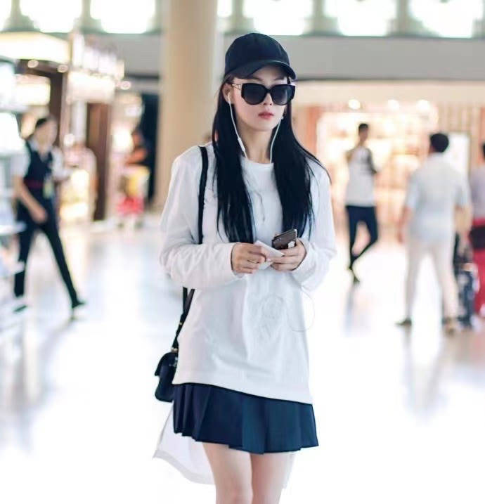 下半身 张馨予穿“男友衬衫”走机场，169身高配及臀裤，一双长腿太瞩目