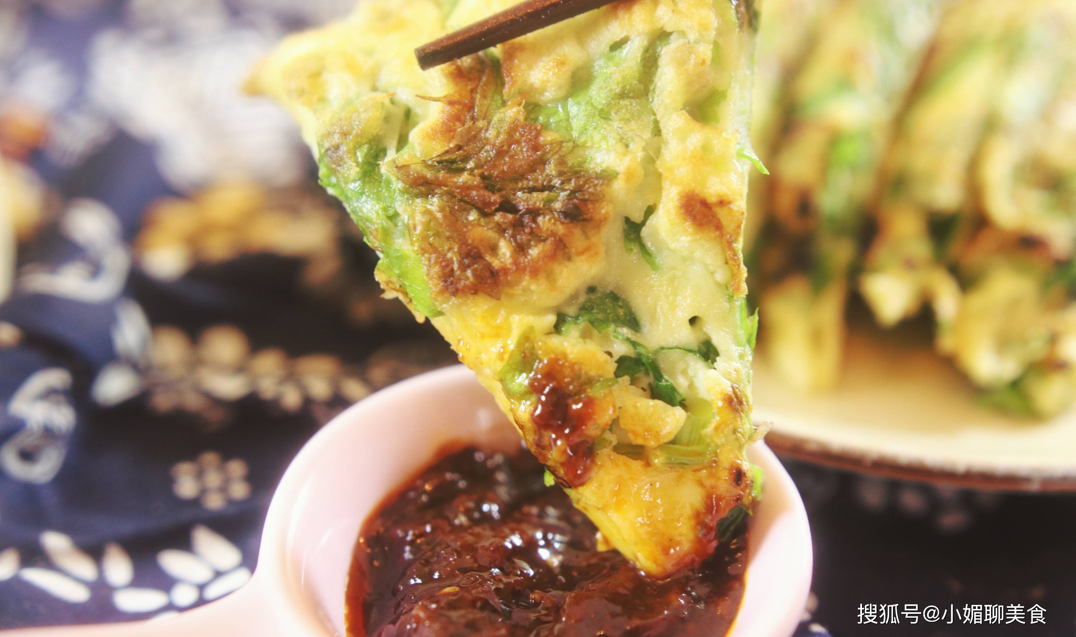 美食|芹菜叶别扔了，教你做芹菜叶鸡蛋饼，秒变色香俱全的营养早餐