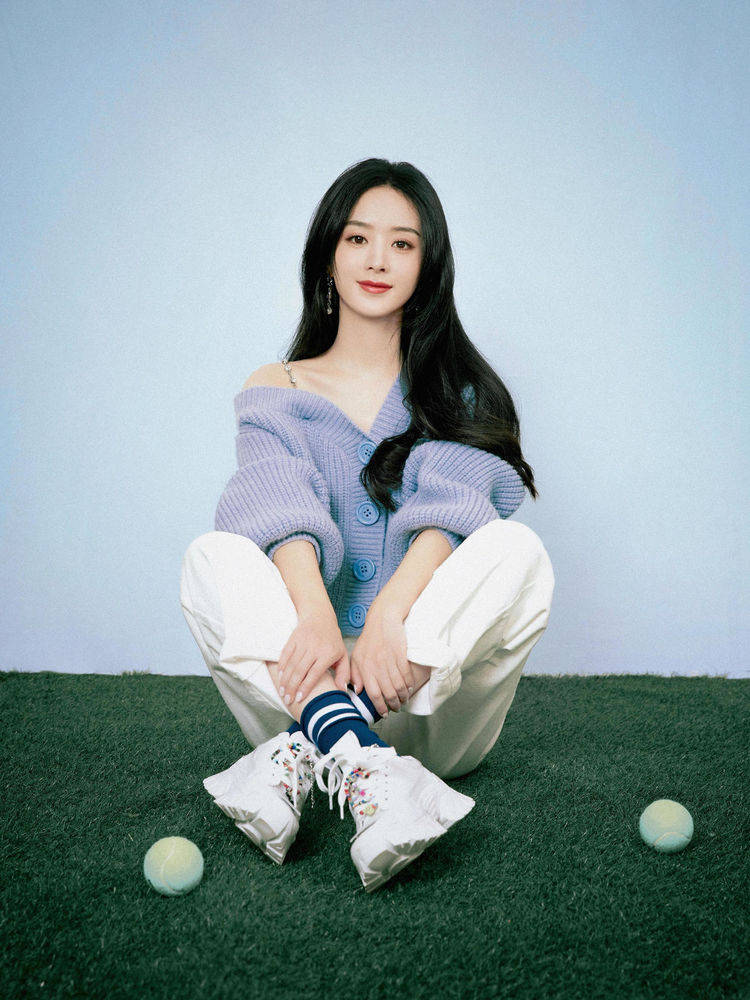 时尚女孩 简单的白衬衫在搭配了吊带外裙之后就变得层次感十足