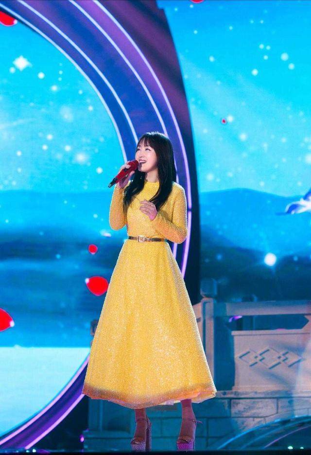 整体 杨钰莹不是装嫩是真嫩，穿黄色连衣裙活力减龄，看着像18岁少女