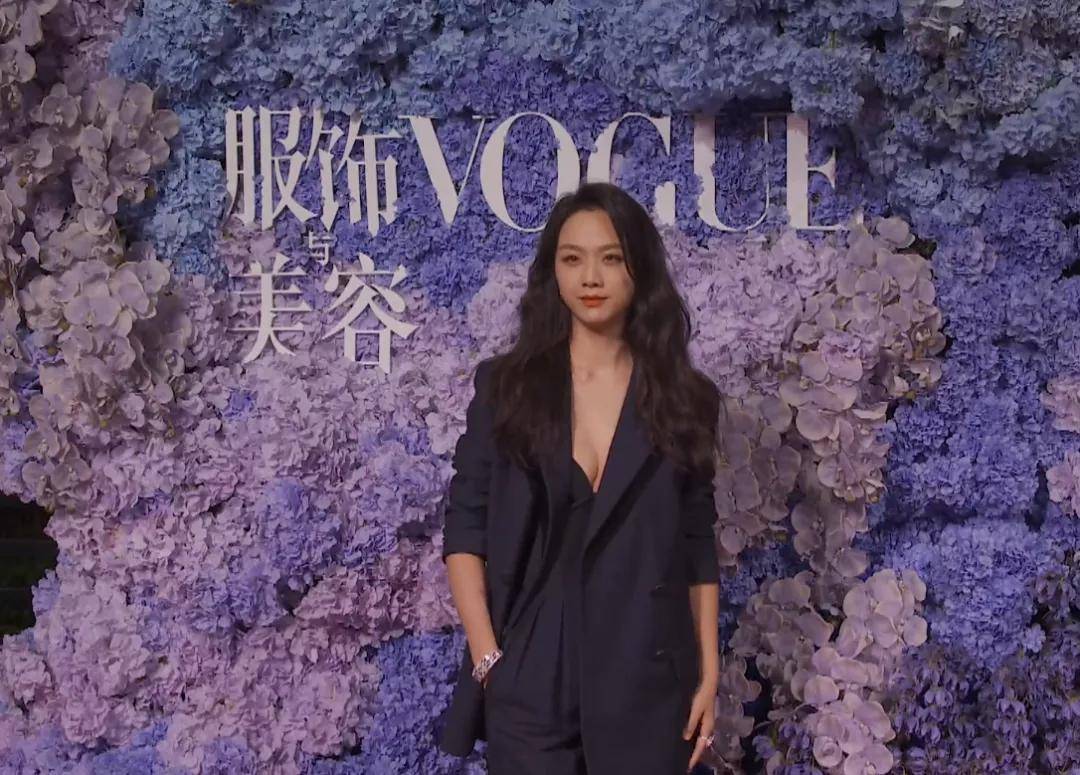 杨幂《VOGUE》盛典红毯：刘雯上衣像窗帘布，宋茜穿得仿佛要出海捕鱼