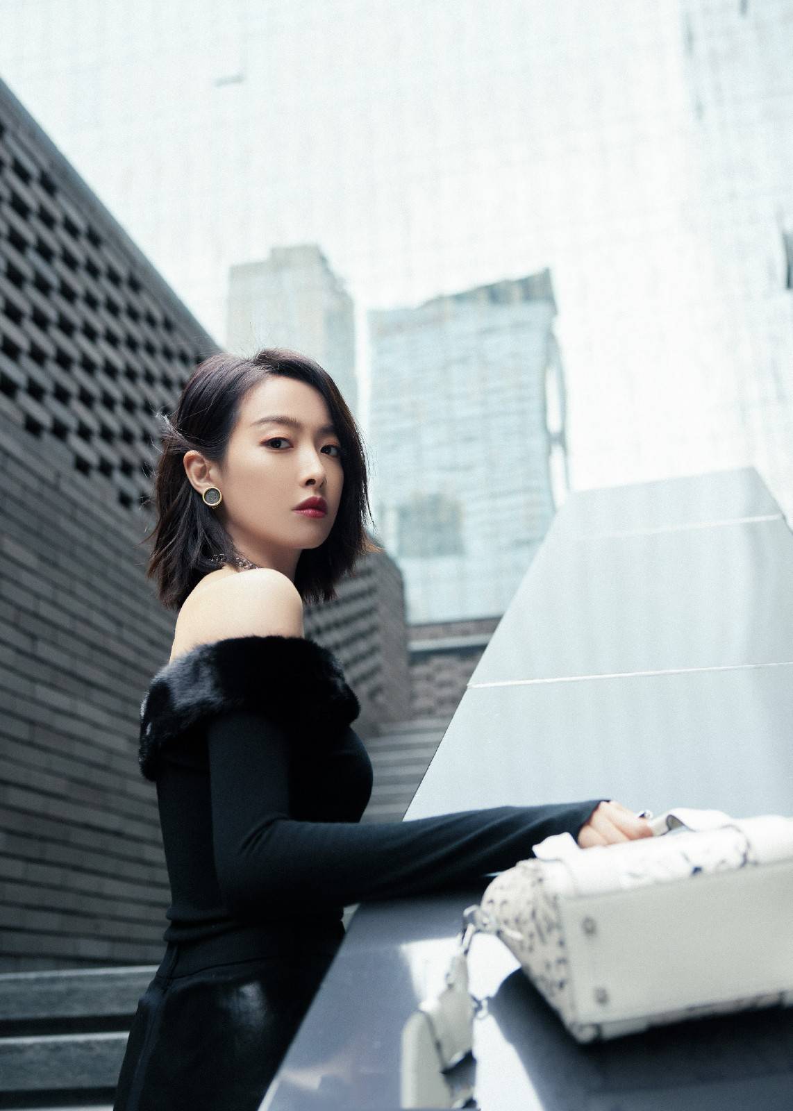 一身 ?宋茜穿衣好性感，穿一字肩秀锁骨，时髦中透着知性美，真时尚