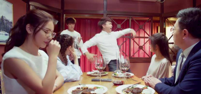 腹肌|更新10集，豆瓣好评满屏飘，笑出腹肌，龚俊新剧凭什么？