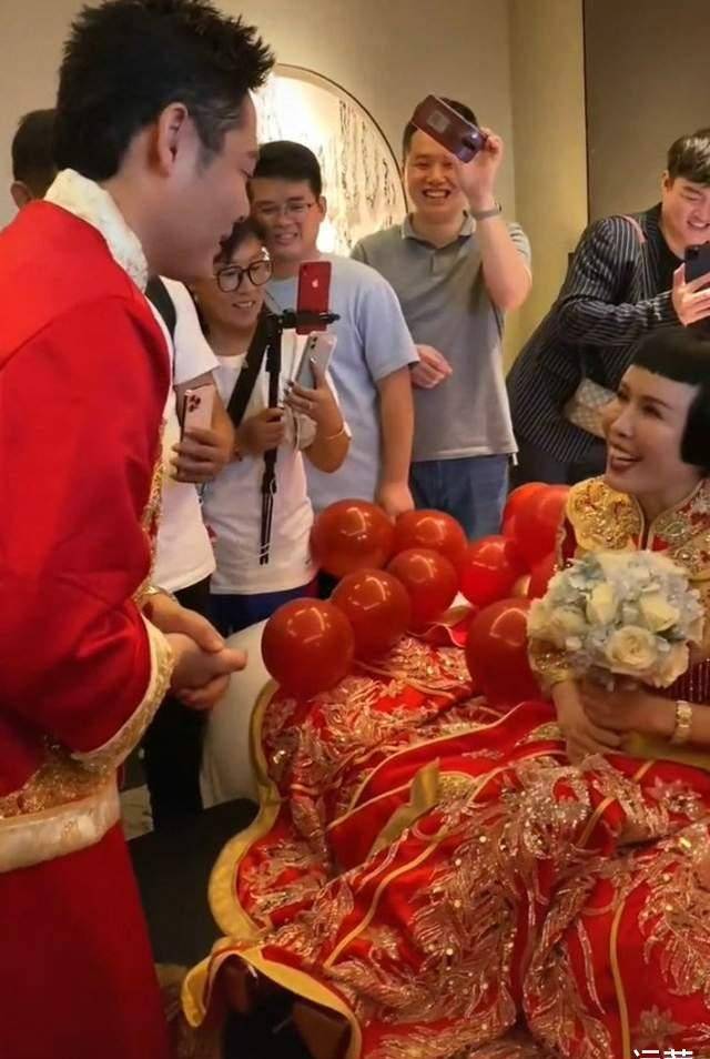 55岁上海女富婆嫁小鲜肉男友引热议网友群嘲不想努力了