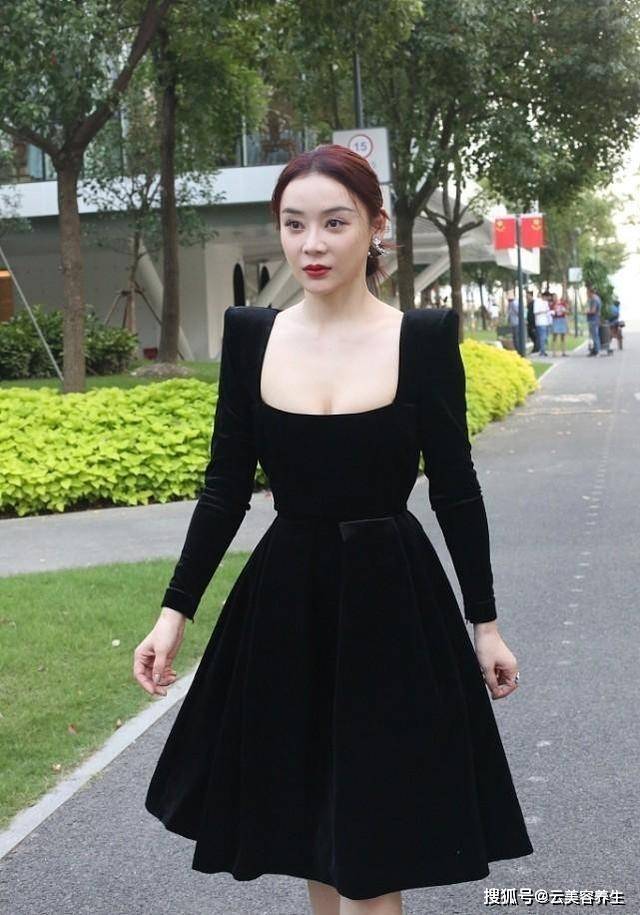 短裙 袁姗姗挺会穿裙装显气质的，黑裙领口特意加深加宽，复古味挺浓