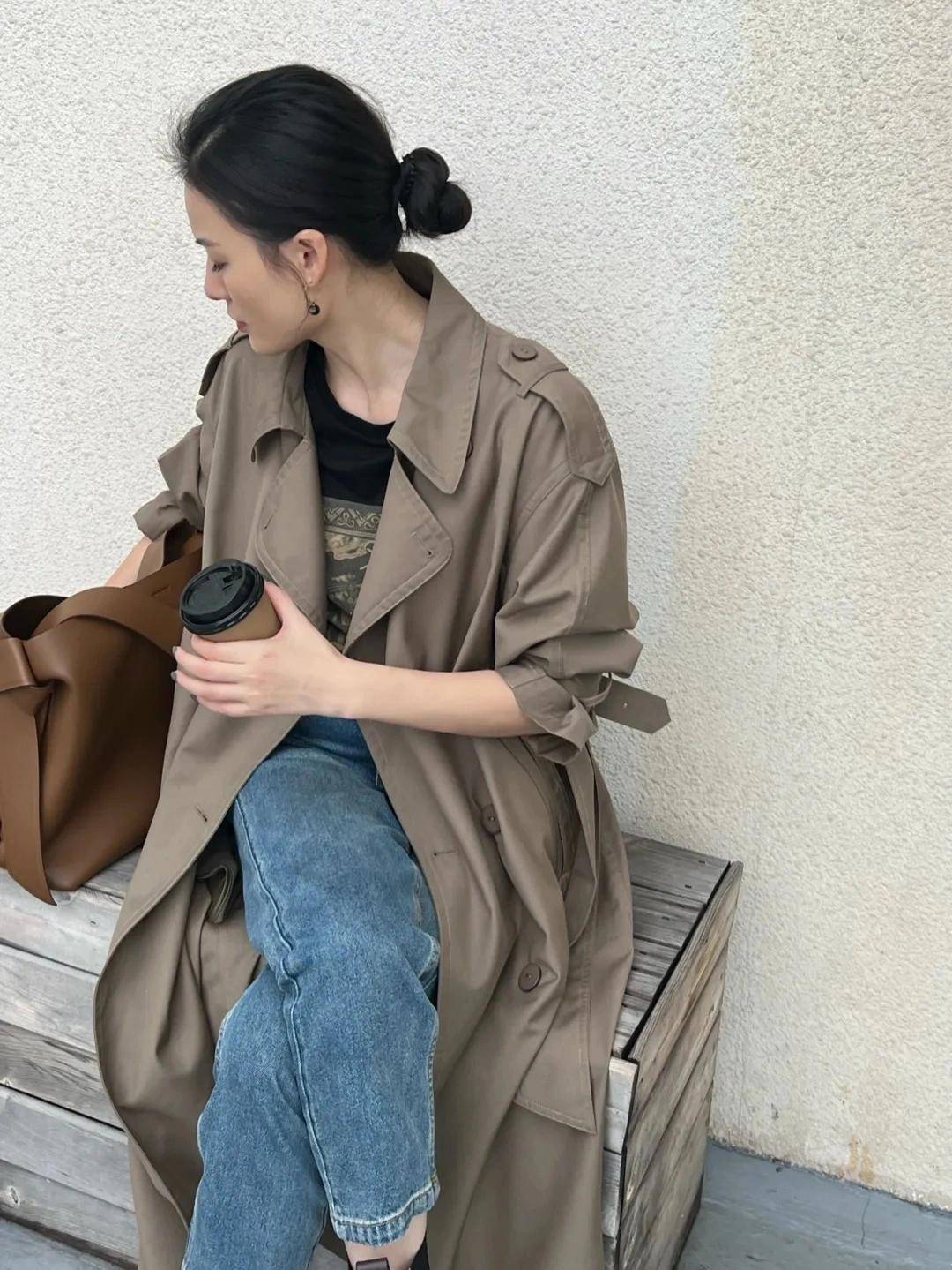 配饰 建议奔三奔四的女性多穿“风衣”，搭配牛仔裤、打底裤，简约高级