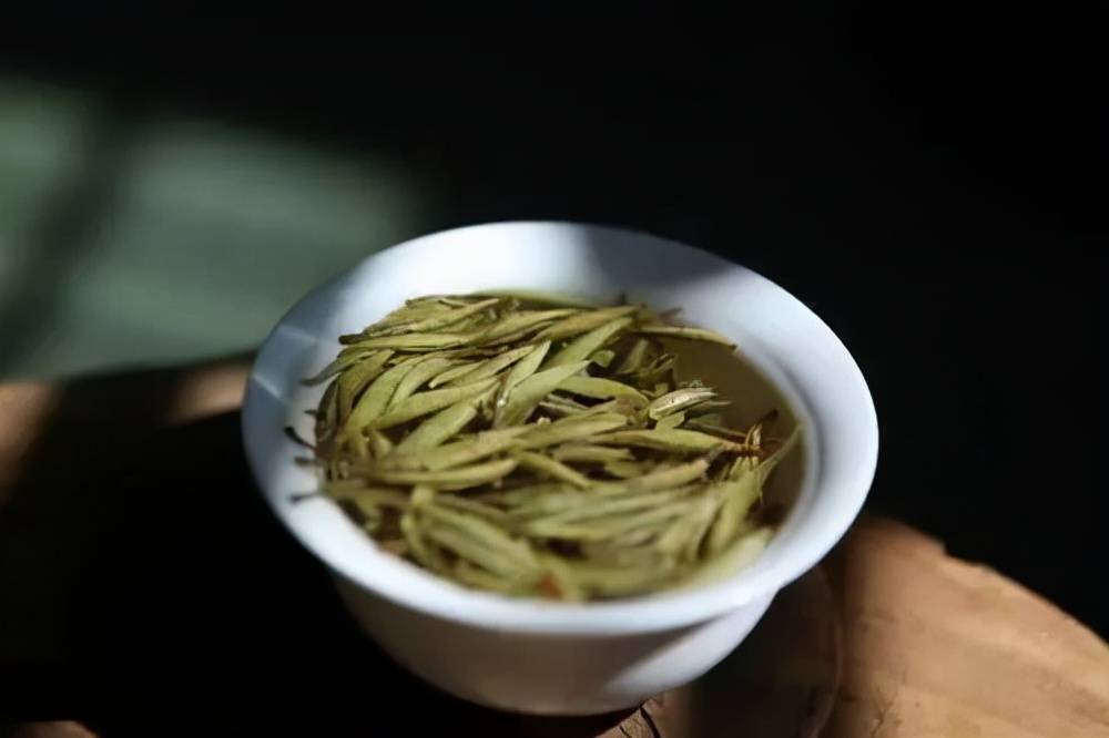 白茶白毫银针熠熠有光的茶在茶汤之中亦毫毫闪亮
