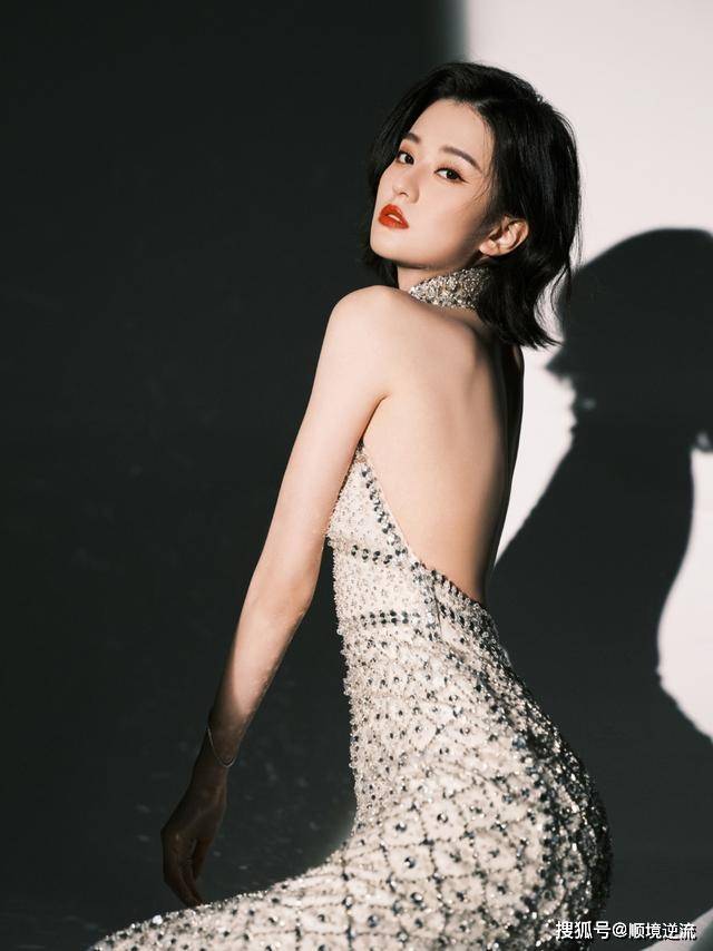 身材 乔欣有点“用力过猛”了，穿钉珠裙秀腿还不够，转过身效果更惊艳