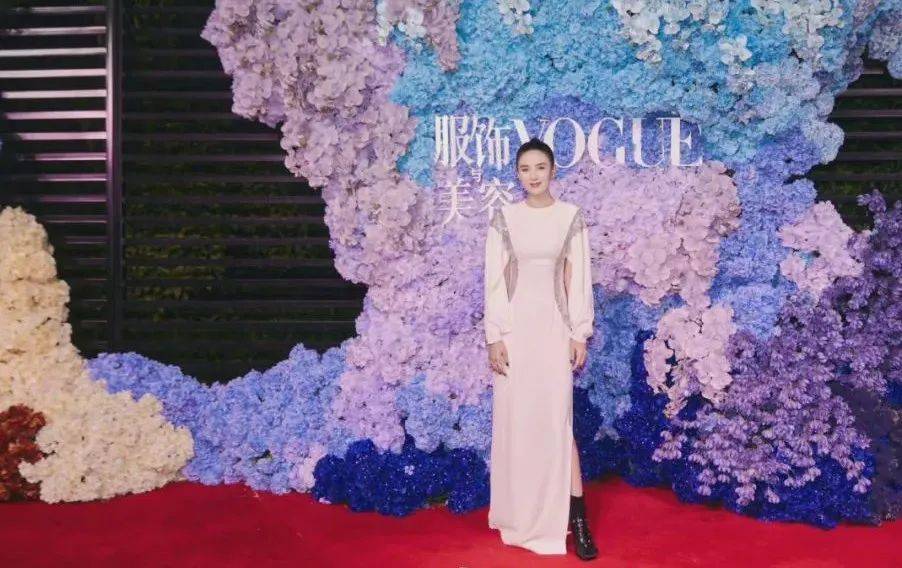 拉锯战女明星红毯拉锯战，三套高定、三套超季，从礼服看出咖位