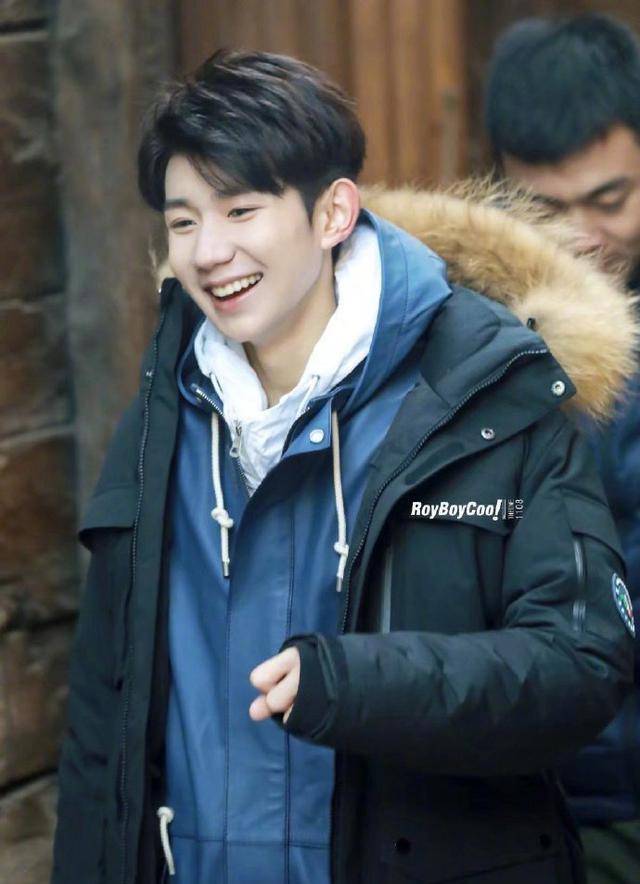 高领衫 叠穿不等于乱穿！王一博竟然三种材质衣服叠穿，这样穿真的好看吗