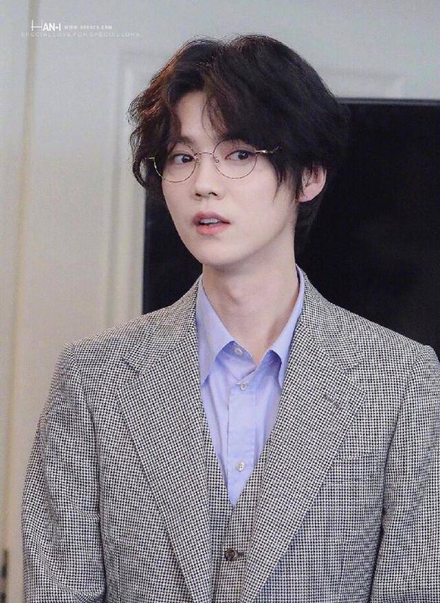 高领衫 叠穿不等于乱穿！王一博竟然三种材质衣服叠穿，这样穿真的好看吗