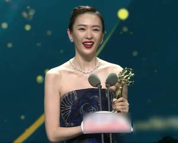 拉锯战女明星红毯拉锯战，三套高定、三套超季，从礼服看出咖位