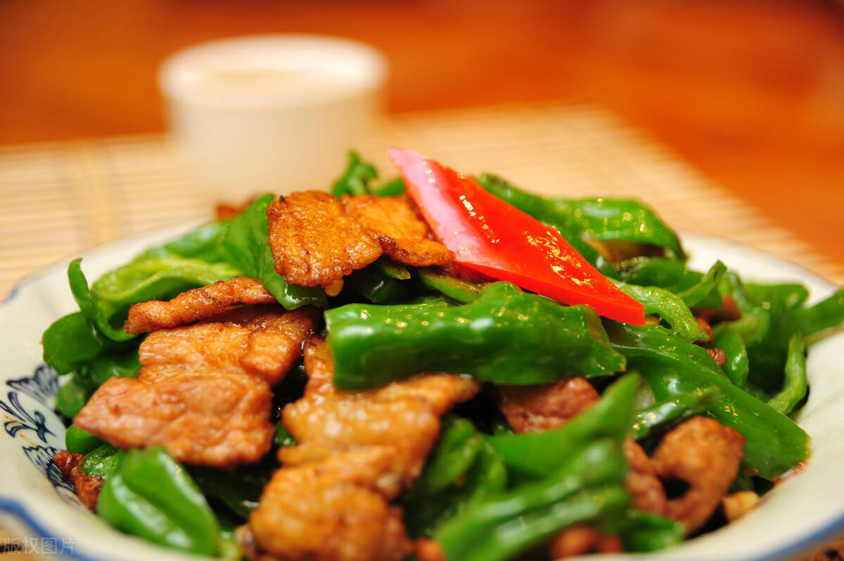 五花肉500g,青椒1个,红椒1个,淀粉1勺,鸡蛋1个,料酒1勺,生抽1勺,蚝油1