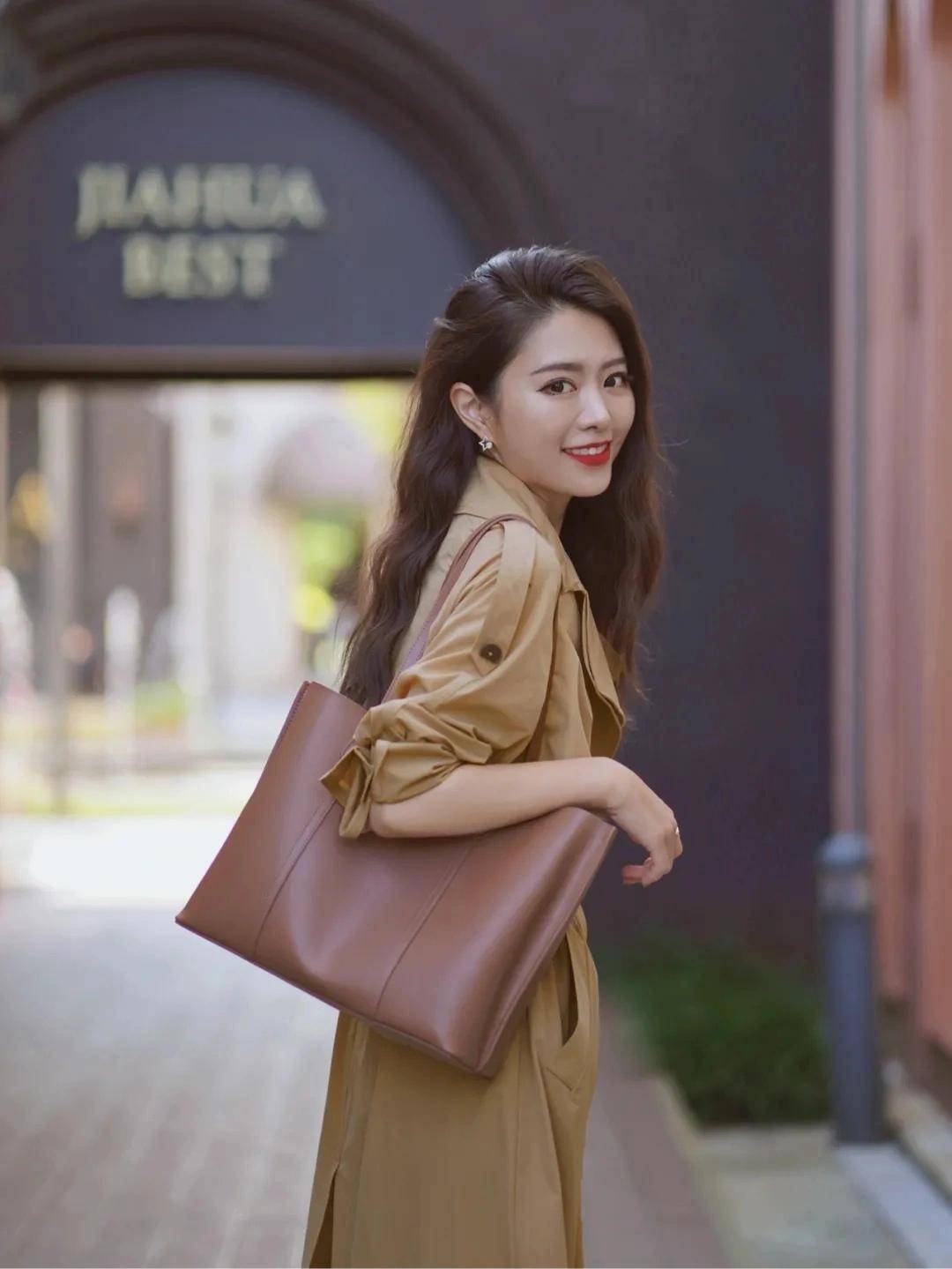 配饰 建议奔三奔四的女性多穿“风衣”，搭配牛仔裤、打底裤，简约高级