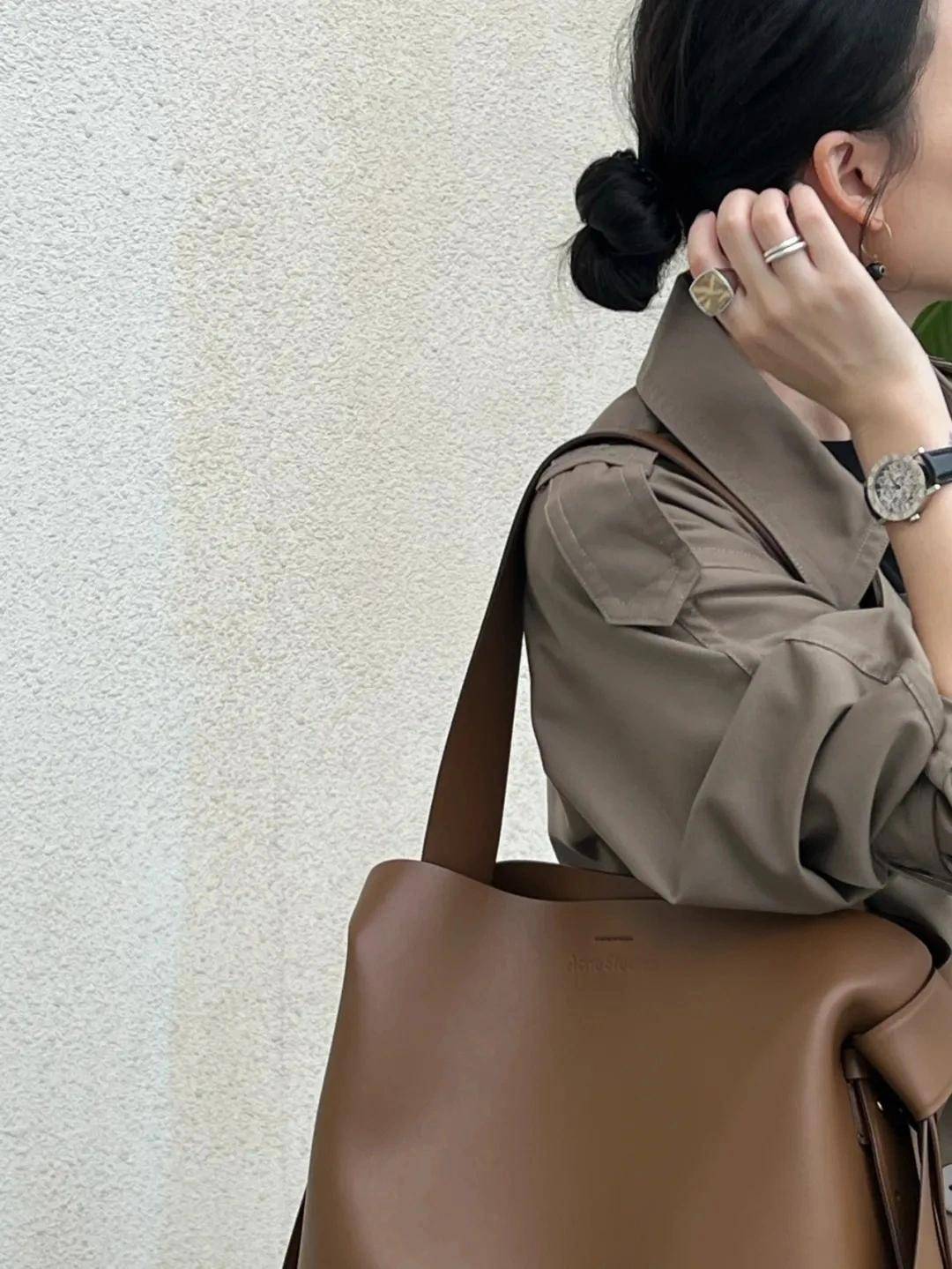 配饰 建议奔三奔四的女性多穿“风衣”，搭配牛仔裤、打底裤，简约高级