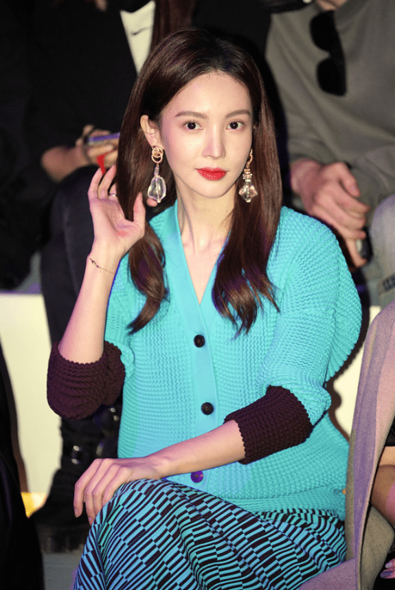 都能 金晨不咋适合穿宽松衣服，看着有点没撑起来，但蓝色是真挺显白的