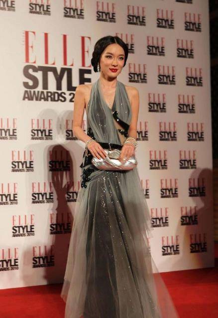 刘蓓 徐帆与刘蓓同框,同是53岁同穿“挂脖”上衣,气质却完全不同