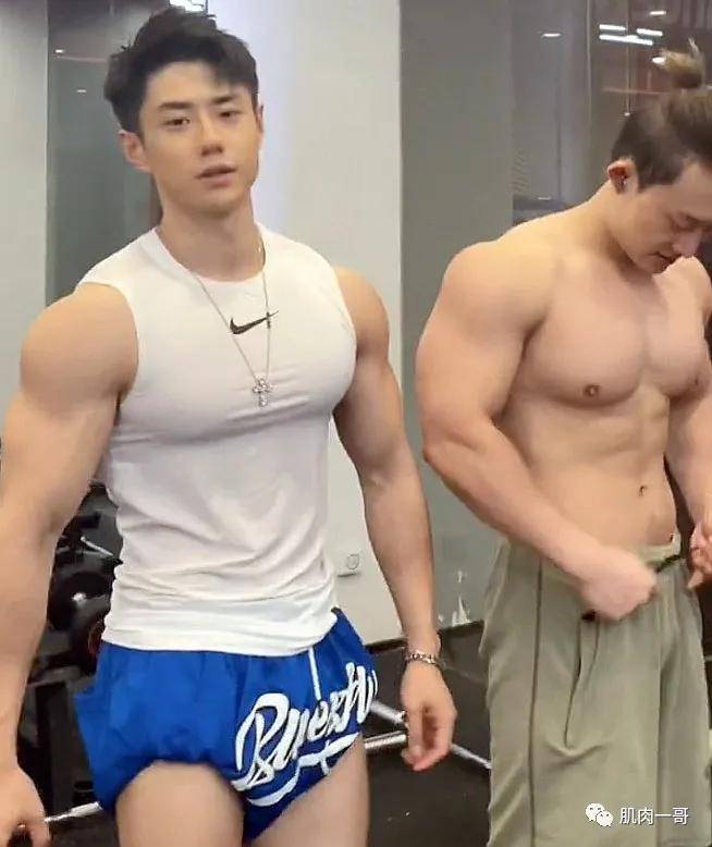教练180cm重庆健身教练爆红网络，颜值肌肉太可了