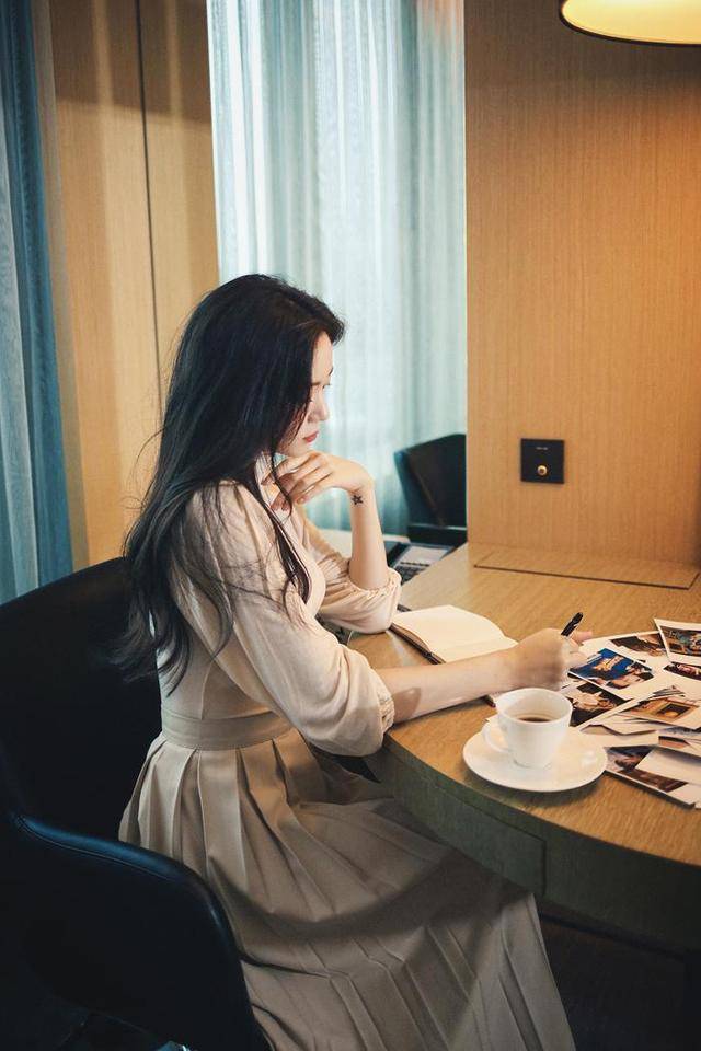 身后 百褶半身裙只要轻微地走动,就可以展现出独有的韵律