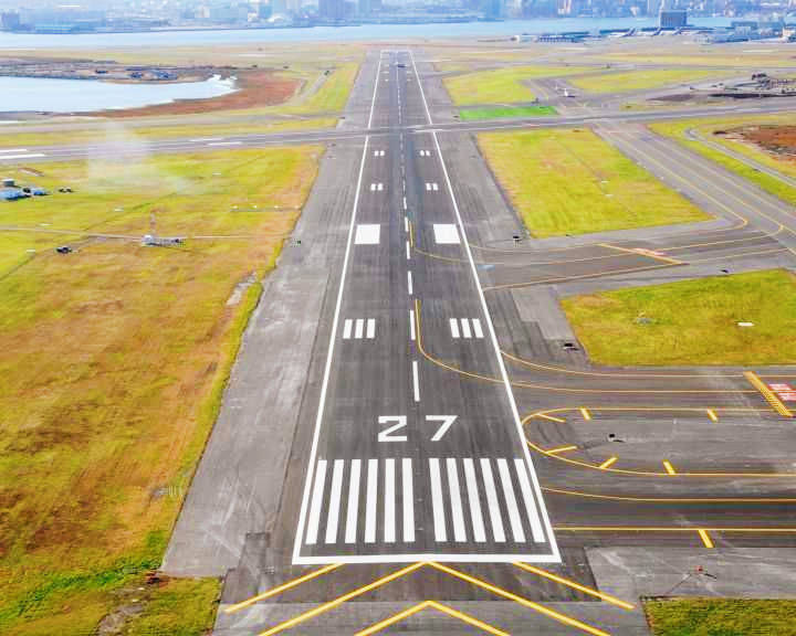 飞机跑道上为什么有斑马线上面的标识都是什么意思一文读懂