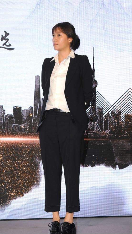 垫肩 徐静蕾长相不算惊艳但很耐看,白衬衫配黑西装,时尚与高级并存