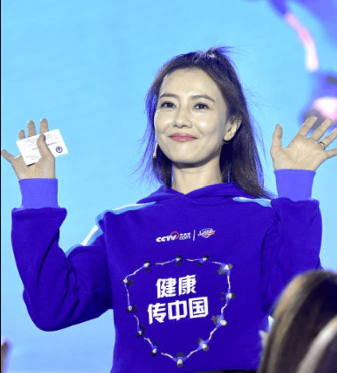 笑容高圆圆与朱广权同框直播，穿白色长裙笑容温婉，五官精致气质优雅