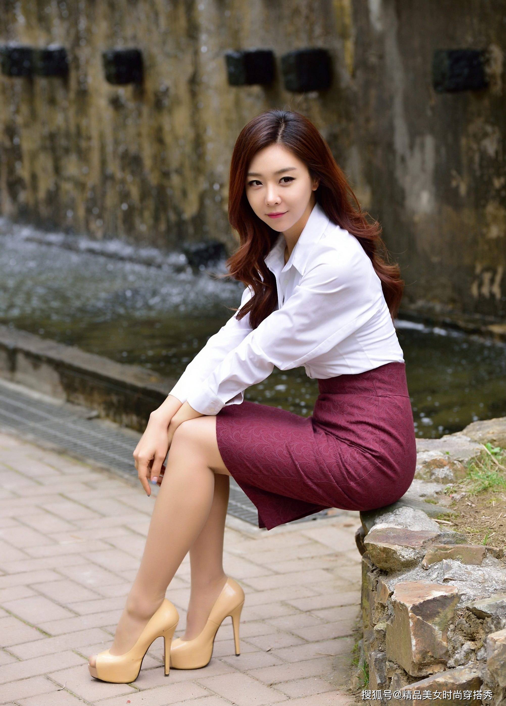 长度 白色衬衫搭配高腰的枣红色半身裙,时尚吸睛,走起路来优雅从容