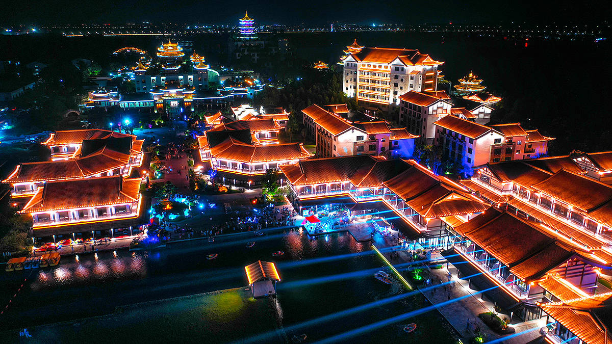 特色|夜景比白天更美，浙江龙游红木小镇，彩灯全开像广寒宫的琼楼玉宇