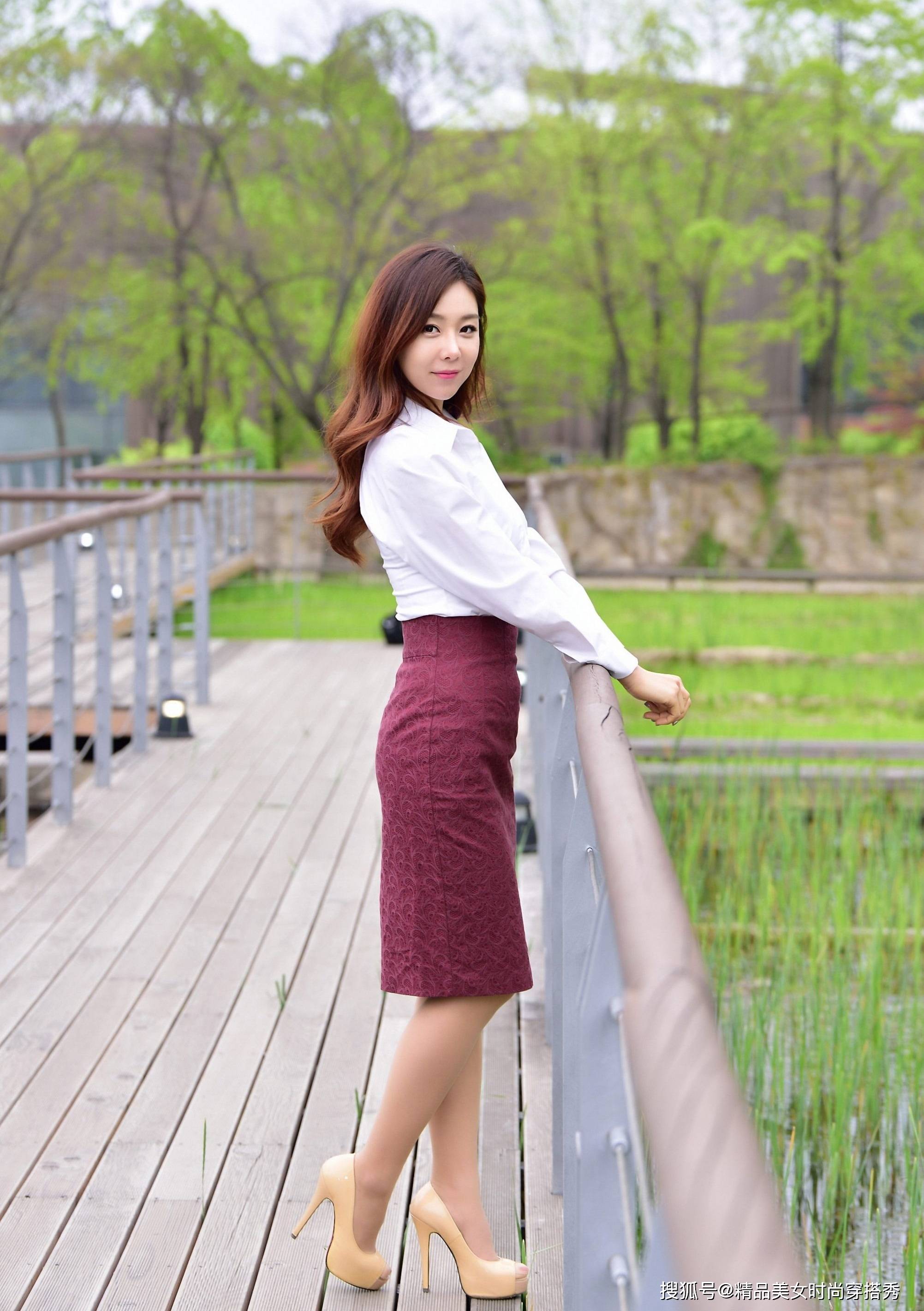 长度 白色衬衫搭配高腰的枣红色半身裙,时尚吸睛,走起路来优雅从容