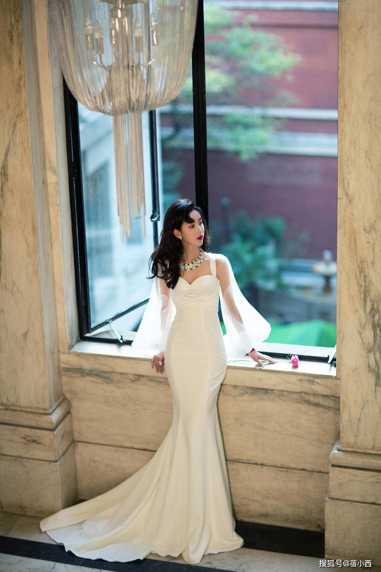 身材 陈都灵真不愧是“南航校花”，穿吊带鱼尾裙配长卷发，气质太惊艳