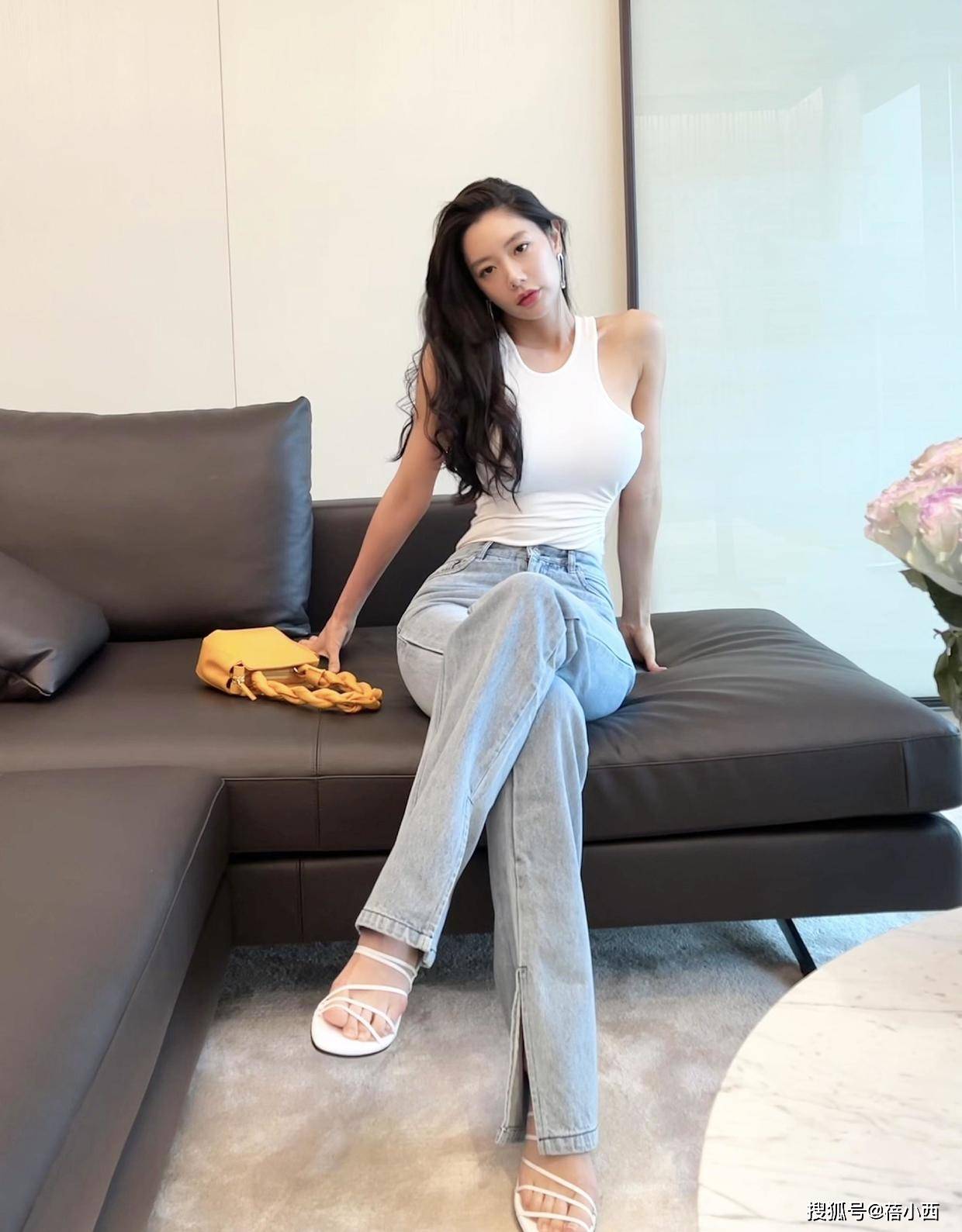 美眉 克拉拉真是“亚洲第一美女”,连土味白色紧身裙,都穿出了高级感