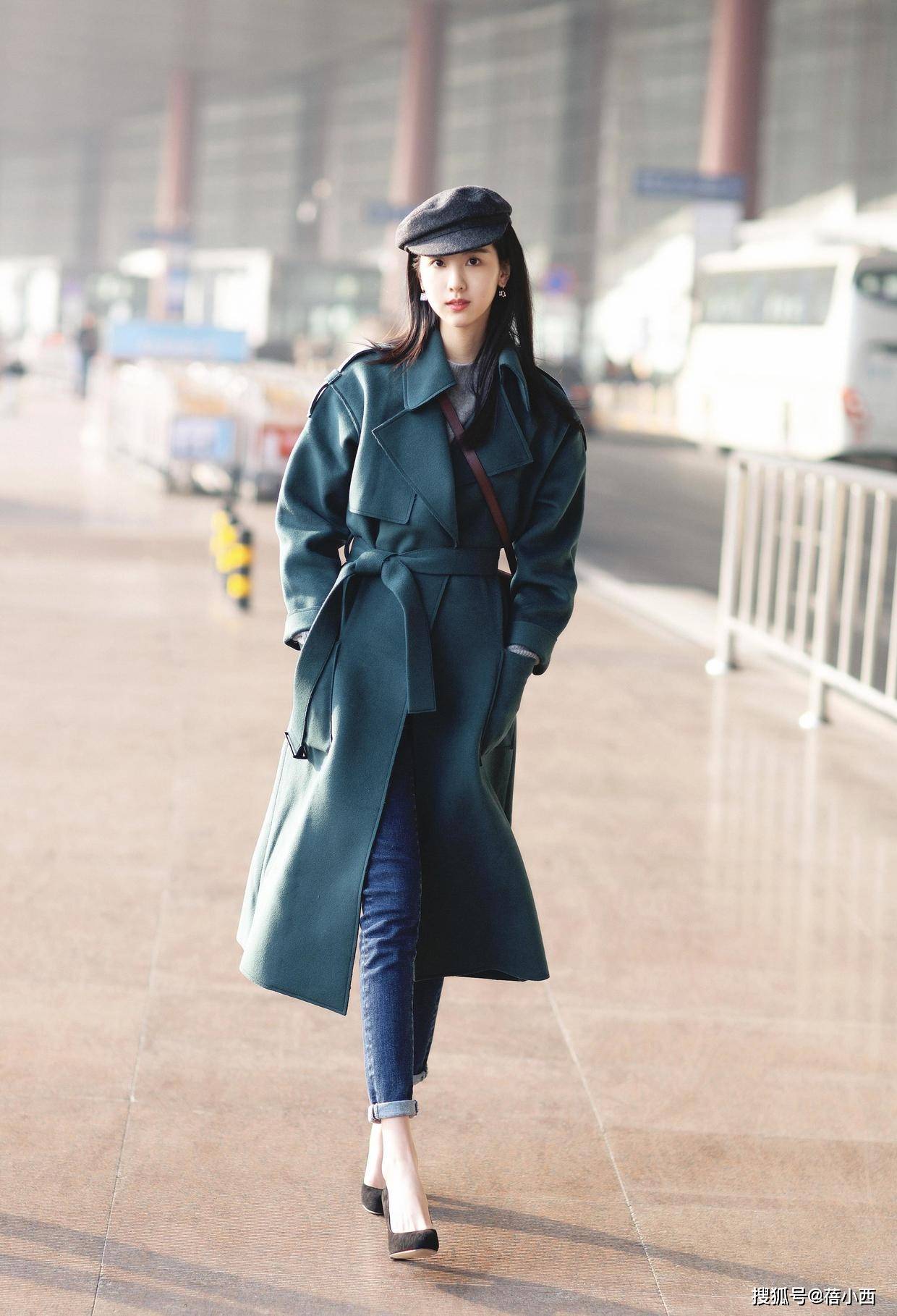 身材 陈都灵真不愧是“南航校花”，穿吊带鱼尾裙配长卷发，气质太惊艳