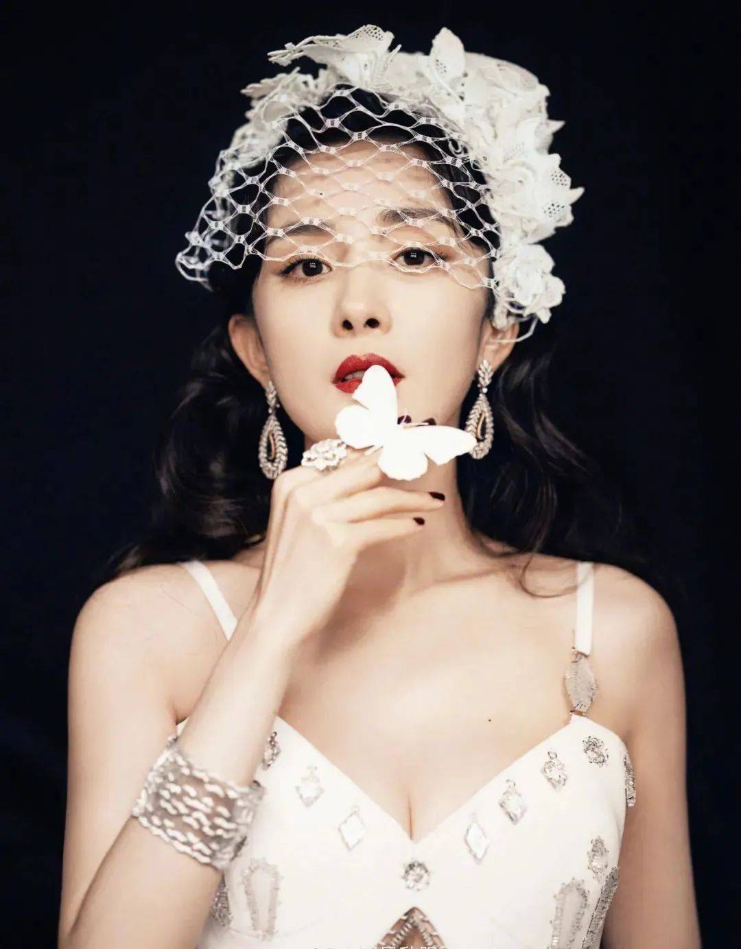 拉锯战女明星红毯拉锯战，三套高定、三套超季，从礼服看出咖位