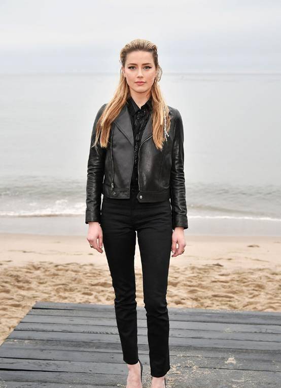 面色 艾梅伯·希尔德穿皮衣气场不要太强大,金色长发颇具王后气质