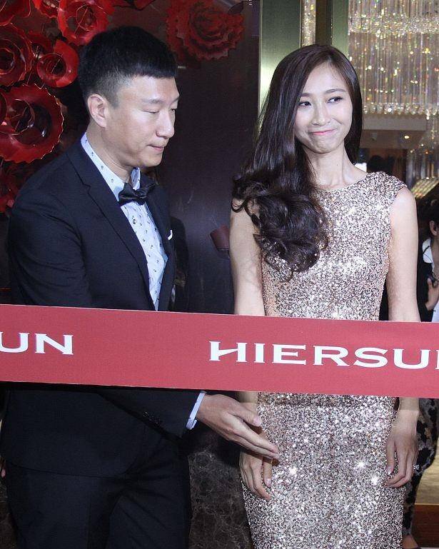 一字型 孙红雷老婆画上淡妆，穿小领口的服装，高级感也不输那英