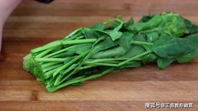 水大叔|大厨教你这样做菠菜糊鸡蛋小零食，松软香甜，营养美味，特别好吃