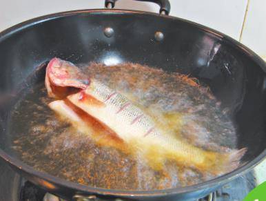 小匙|吃腻了水煮、清蒸、红烧鱼，这做法一定试试，简单快手，肉嫩鲜香