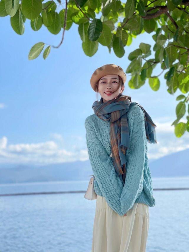 感觉 秋冬，一定少不了棉服，黄色棉服搭配白色直筒裤，保暖还时尚！