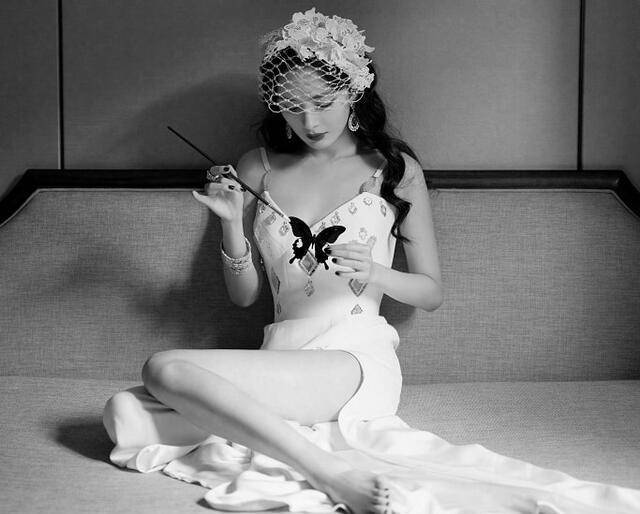 身材 杨幂穿高叉裙登上新高度,赞数超10万。网友:“腿好漂亮。”