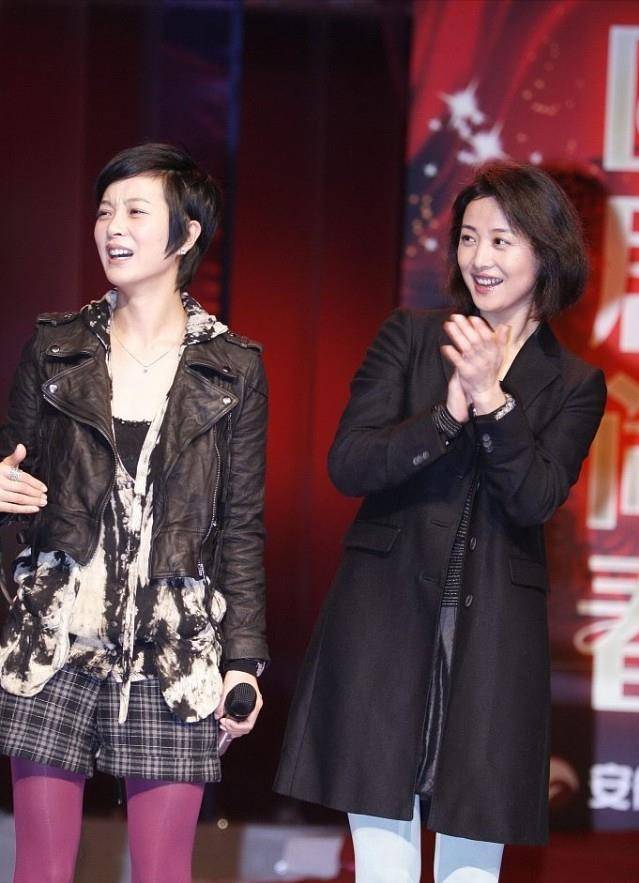 黑色 刘蓓与宋丹丹同框，穿低领小黑裙好占便宜，肉肉胳膊也不减分