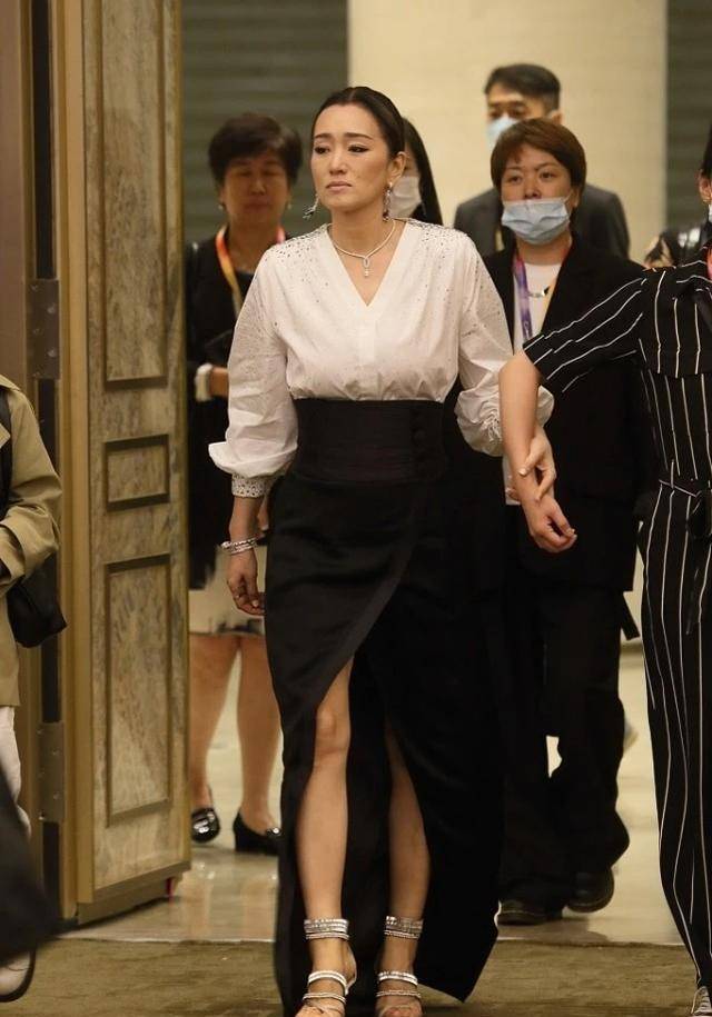 身材 “大骨架”身形要如何穿，学巩俐这样搭配，时髦减龄又不拖沓！