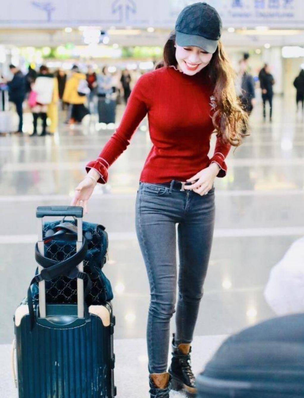 名牌 吉娜一身名牌现身机场，爱马仕腰带加上古驰背包，婚后生活好滋润
